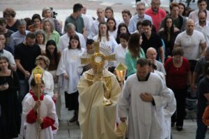 Centenas de fiéis acompanham a missa de Páscoa na Matriz SLG