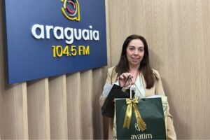Rádio Araguaia entrega prêmios à ganhadora da promoção do Dia das Mães