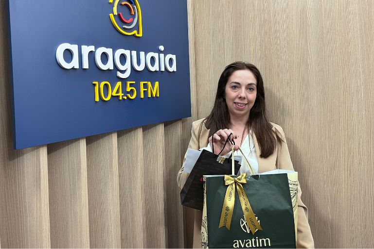 Rádio Araguaia entrega prêmios à ganhadora da promoção do Dia das Mães