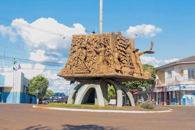 Foto: Monumento em Homenagem Aos Pioneiros - Borrazópolis/Reprodução Internet