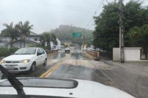 Trânsito na rua Botuverá, em Dom Joaquim, é liberado após cratera na cabeceira da ponte