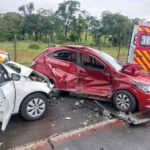 Colisão entre carros deixa duas pessoas feridas no bairro Velha, em Blumenau Colisão entre carros deixa duas pessoas feridas no bairro Velha, em Blumenau