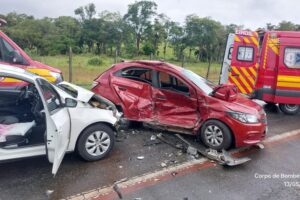 Colisão entre carros deixa duas pessoas feridas no bairro Velha, em Blumenau