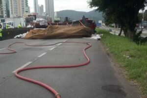 ATUALIZAÇÃO: Tombamento de caminhão causou vazamento de combustível na BR-101