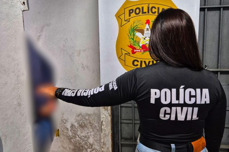 Polícia Civil de Brusque prende homem por armazenamento e venda de pornografia infantil