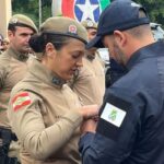 Agente da GTB prestigia esposa sargento da PM em cerimônia de condecoração