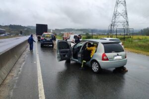 Jovem fica ferido após colisão traseira entre carro e caminhão em Gaspar