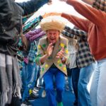 Luciano Hang celebra 39 anos da Havan com colaboradores vestido de caipira