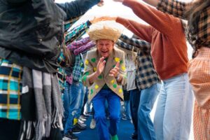 Luciano Hang celebra 39 anos da Havan com colaboradores vestido de caipira
