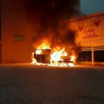 VÍDEO: Veículo pega fogo em estacionamento de academia e fica completamente destruído em Brusque