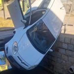 VÍDEO: Motorista escapa de acidente após carro quase cair em ribeirão em Brusque