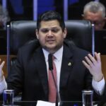 Alcolumbre lê requerimento que cria CPMI sobre fraudes no INSS