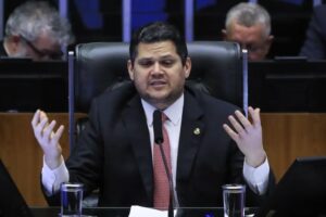 Alcolumbre lê requerimento que cria CPMI sobre fraudes no INSS