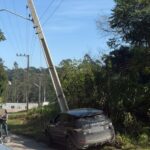 Range Rover colide em poste e deixa fiação caída sobre carro em Guabiruba