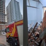 Queda de muro sobre telhado deixa vítima presa em quarto em Itapema