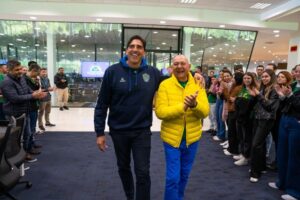 Luciano Hang recebe bicampeão olímpico Giovane Gávio na Havan, em Brusque