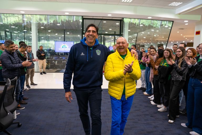 Luciano Hang recebe bicampeão olímpico Giovane Gávio na Havan, em Brusque