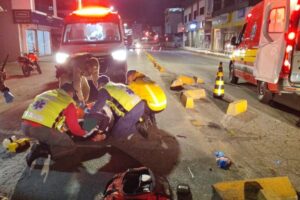 Mulher fica inconsciente após queda de moto em Gaspar