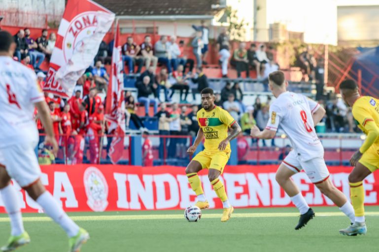 Brusque estreia uniforme, pressiona, mas fica no 0 a 0 com o Tombense