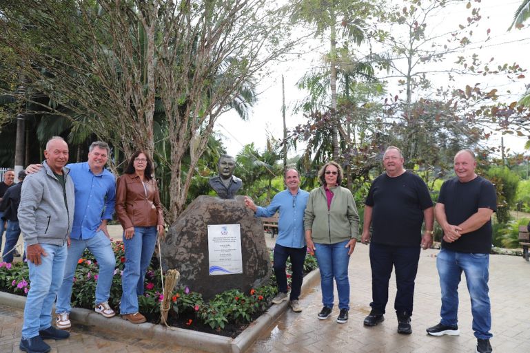 Guabiruba inaugura Praça em homenagem ao ex-vereador “Mão de Onça”