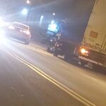 Colisão envolvendo moto, carro e caminhão deixa jovem ferido em Brusque