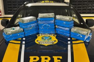 VÍDEO: Motorista tenta fugir da PRF e é pego com 25 quilos de cocaína