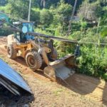 Máquina escavadeira é atingida por fiação após acidente no bairro Primeiro de Maio