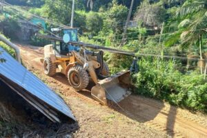 Máquina escavadeira é atingida por fiação após acidente no bairro Primeiro de Maio