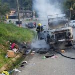 Kombi pega fogo na SC-108 e é totalmente consumido pelas chamas em Blumenau