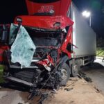 Colisão frontal entre caminhões no Centro deixa motoristas presos às ferragens