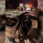 Carro pega fogo na BR-101, em Tijucas, e fica completamente destruído