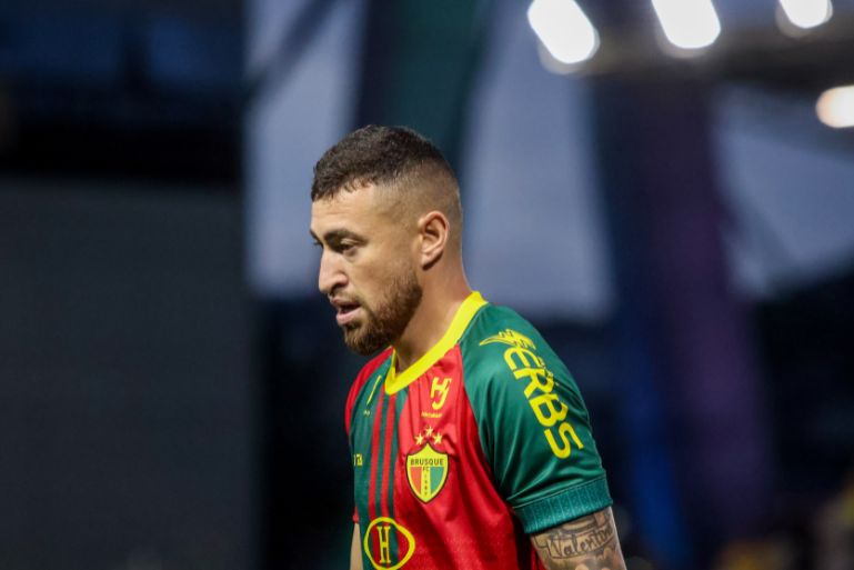 Paulinho Moccelin deixa o Brusque e vai para o futebol da Indonésia