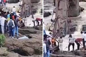 Ponte de pedestres cai na Índia após chuvas fortes; há mortos e desaparecidos