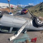 Colisão seguida de capotamento deixa motorista ferido em Blumenau