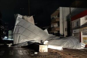 Cidade catarinense decreta emergência após tempestade devastar construções