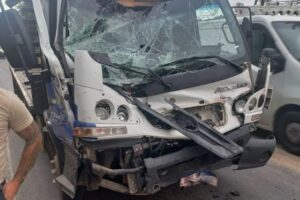 Colisão traseira entre caminhões deixa um ferido na Rodovia Ivo Silveira, em Brusque