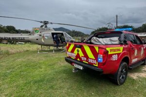 Homem picado por jararaca é resgatado de helicóptero em Ilhota (SC)