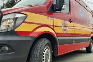 Ciclista é atropelado por caminhão em Brusque e sofre amputação de dedo