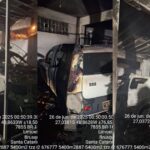 Incêndio em Brusque destrói veículos e atinge empresa têxtil