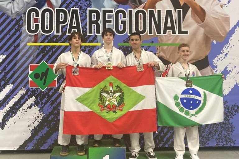 Atletas beneficiados por bolsa municipal brilham na Copa Regional Sul de Taekwondo 2025 com cinco medalhas