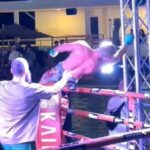 VÍDEO: Lutador de boxe sofre choque elétrico em ringue montado sobre piscina