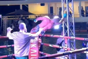 VÍDEO: Lutador de boxe sofre choque elétrico em ringue montado sobre piscina