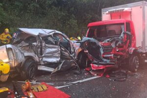 Tragédia na BR-282: pai e filho morrem em colisão entre caminhonete e caminhão