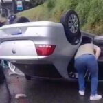 VÍDEO: Condutora perde controle e capota Voyage na SC-486 em Brusque