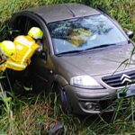 Motorista cai em ribanceira ao desviar de buraco em Gaspar