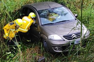 Motorista cai em ribanceira ao desviar de buraco em Gaspar