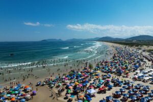 Turismo em SC registra segundo maior crescimento do país no verão 2025