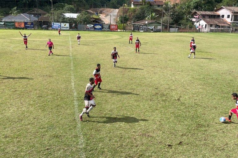 Futebol Amador de Brusque: quartas de final começam com goleadas e jogos acirrados