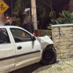 Motorista perde controle e colide contra muro de residência no bairro Águas Claras