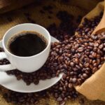 Inflação do café: preço sobe 81% em um ano, mas queda no campo promete alívio gradual